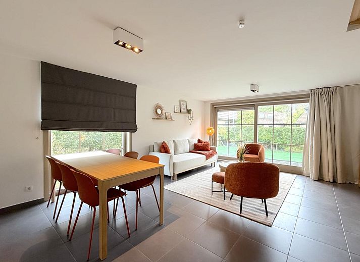 Moderne Kueche im Ferienhaus Home Sweet Home, De Panne, Westflandern, Belgien, mit stilvoller Einrichtung und allen Annehmlichkeiten fuer einen komfortablen Aufenthalt.