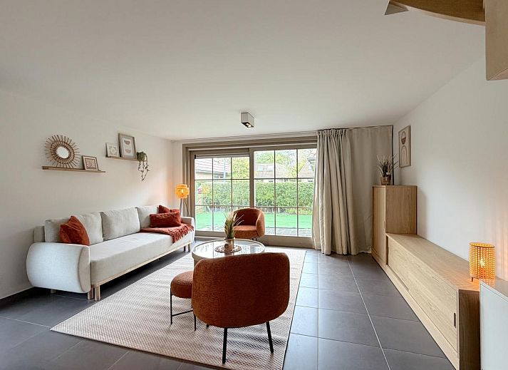 Moderne Kueche im Ferienhaus Home Sweet Home, De Panne, Westflandern, Belgien, mit stilvoller Einrichtung und allen Annehmlichkeiten fuer einen komfortablen Aufenthalt.