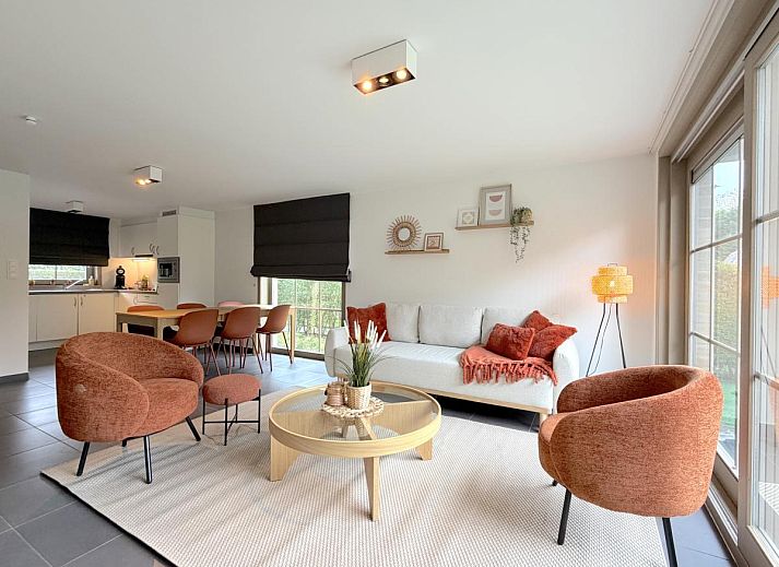 Modernes Badezimmer des Home Sweet Home Ferienhauses in De Panne, Westflandern, mit Badewanne und Tageslicht.