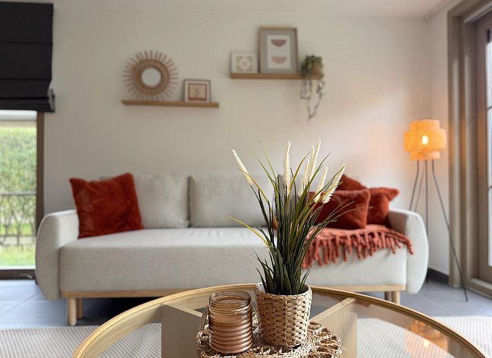 Modernes Badezimmer des Home Sweet Home Ferienhauses in De Panne, Westflandern, mit Badewanne und Tageslicht.