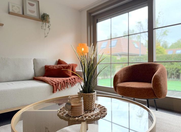 Modernes Badezimmer des Home Sweet Home Ferienhauses in De Panne, Westflandern, mit Badewanne und Tageslicht.