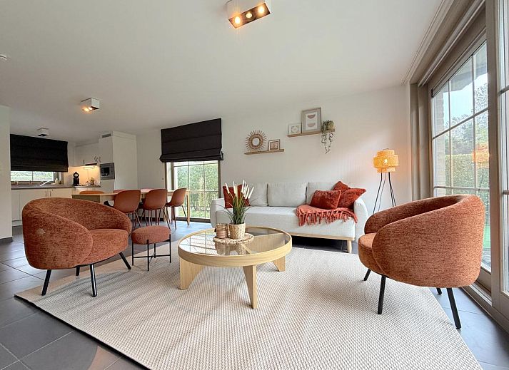 Modernes Badezimmer des Home Sweet Home Ferienhauses in De Panne, Westflandern, mit Badewanne und Tageslicht.