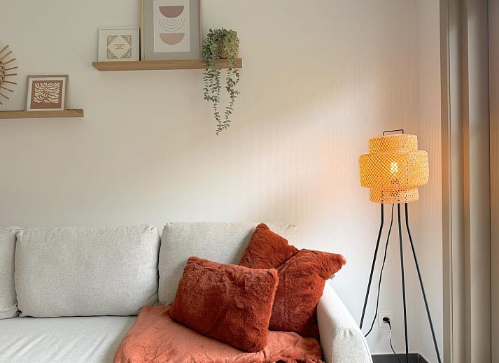 Modernes Badezimmer des Home Sweet Home Ferienhauses in De Panne, Westflandern, mit Badewanne und Tageslicht.