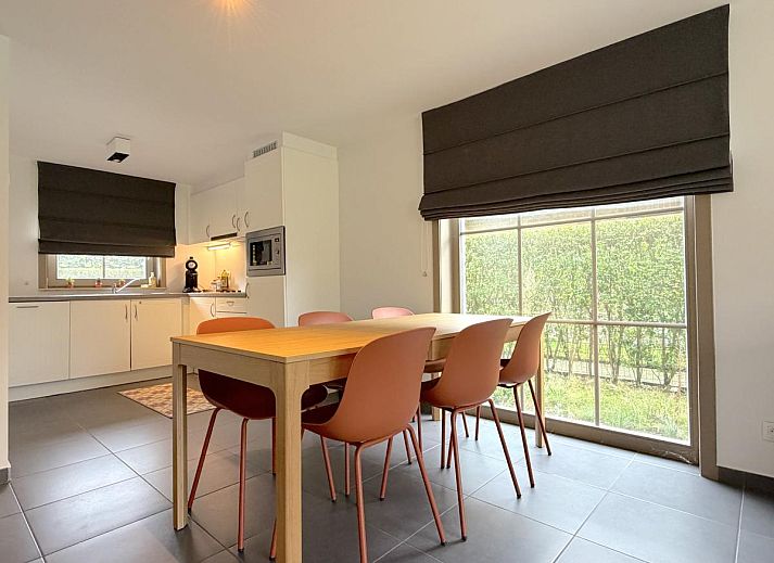 Gemuetliches Schlafzimmer im Ferienhaus Home Sweet Home, De Panne, Westflandern, mit bequemem Bett und viel Tageslicht.