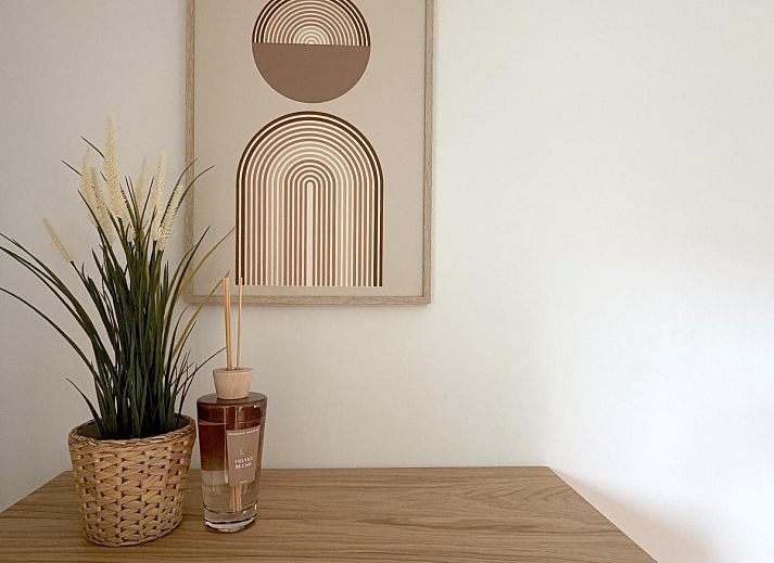 Gemuetliches Schlafzimmer im Ferienhaus Home Sweet Home, De Panne, Westflandern, mit bequemem Bett und viel Tageslicht.