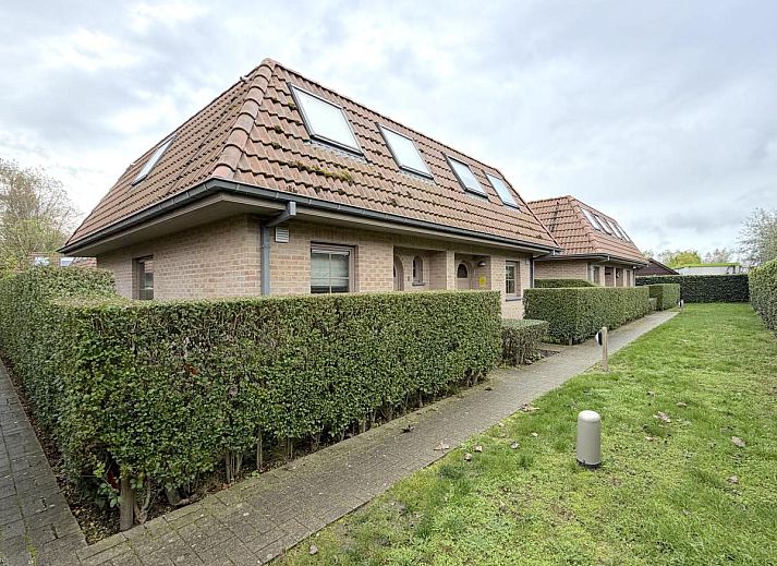 Gemuetliches Schlafzimmer im Ferienhaus Home Sweet Home, De Panne, Westflandern, mit bequemem Bett und viel Tageslicht.