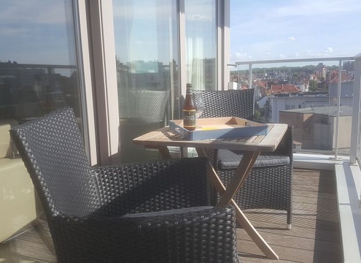 Spacious sitting area in Phoebus Penthouse apartment, De Panne, West Flanders with lots of natural light.