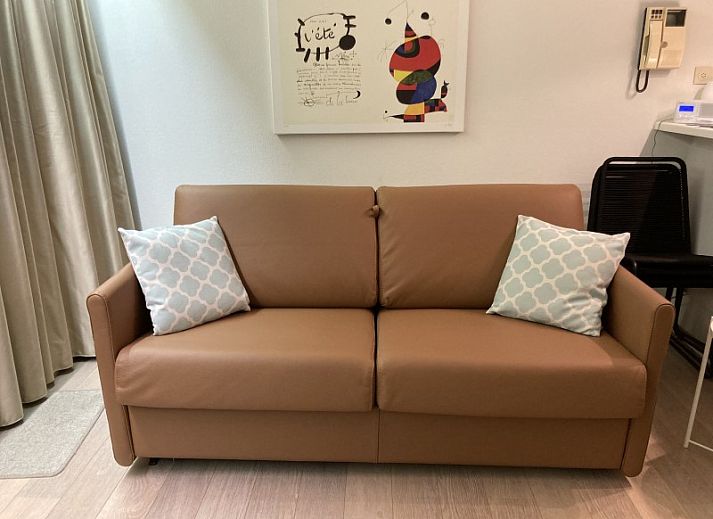 Cozy sitting area in Residence Noordhinder apartment, De Panne, Belgian coast, with comfortable chairs and modern furnishings.