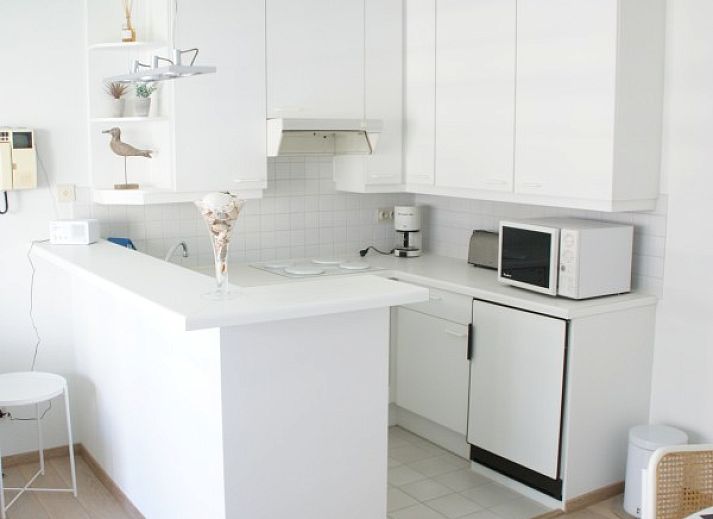 Cozy sitting area in Residence Noordhinder apartment, De Panne, Belgian coast, with comfortable chairs and modern furnishings.