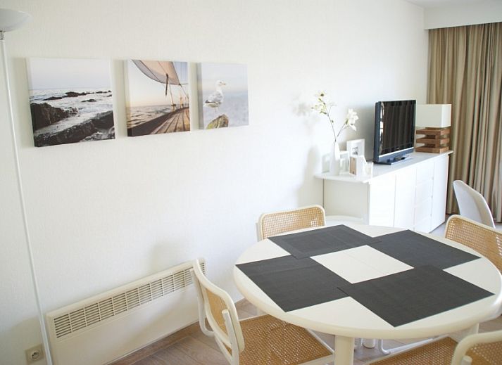 Cozy sitting area in Residence Noordhinder apartment, De Panne, Belgian coast, with comfortable chairs and modern furnishings.