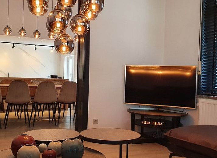 Die Villa Les Rosiers in De Panne, Belgien, bietet ein charmantes Aeusseres mit klassischer Architektur und einer einladenden Terrasse.