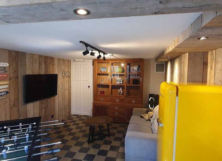 Die Villa Les Rosiers in De Panne, Belgien, bietet ein charmantes Aeusseres mit klassischer Architektur und einer einladenden Terrasse.