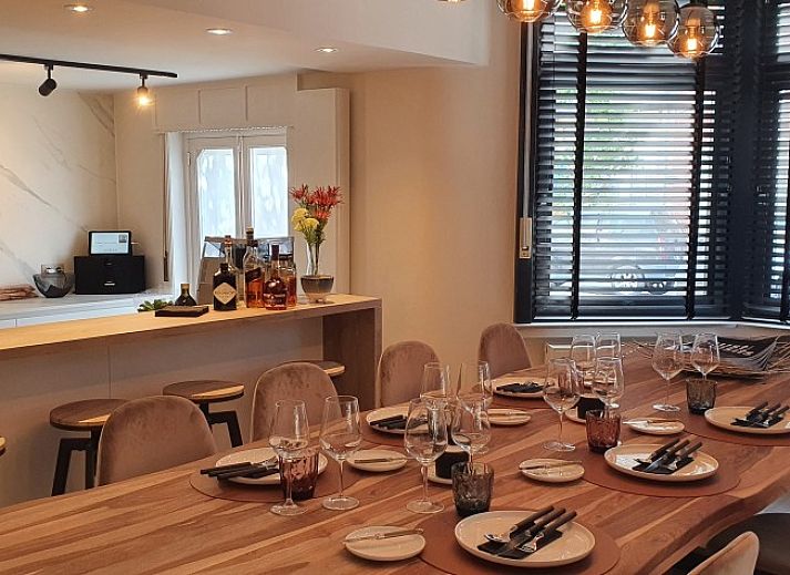 Die Villa Les Rosiers in De Panne, Belgien, bietet ein charmantes Aeusseres mit klassischer Architektur und einer einladenden Terrasse.