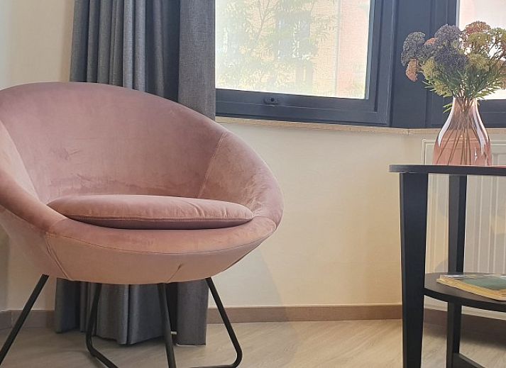 Elegante Fassade der Villa Les Rosiers in De Panne, Belgien, mit einem vor dem Ferienhaus geparkten Oldtimer.