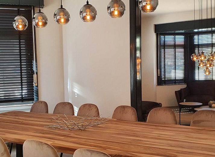 Elegante Fassade der Villa Les Rosiers in De Panne, Belgien, mit einem vor dem Ferienhaus geparkten Oldtimer.