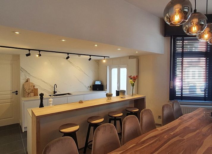 Elegante Fassade der Villa Les Rosiers in De Panne, Belgien, mit einem vor dem Ferienhaus geparkten Oldtimer.