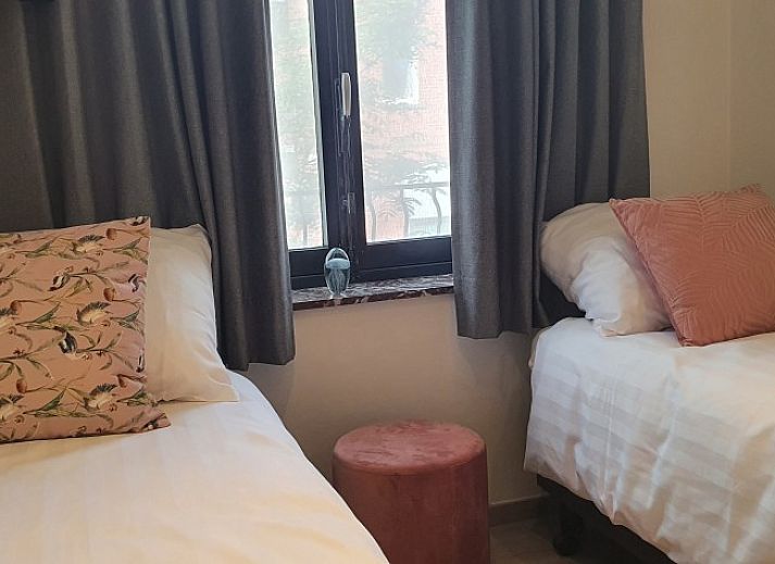 Stilvolles Wohnzimmer der Villa Les Rosiers in De Panne, mit moderner Beleuchtung und bequemen Sitzgelegenheiten.