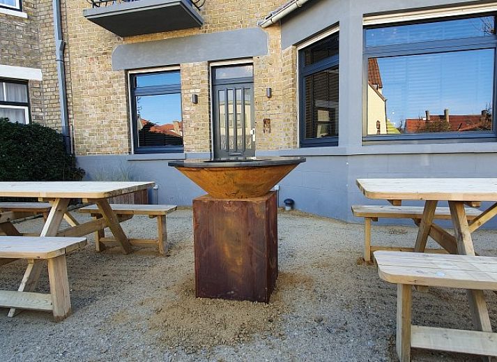 Stilvolles Wohnzimmer der Villa Les Rosiers in De Panne, mit moderner Beleuchtung und bequemen Sitzgelegenheiten.