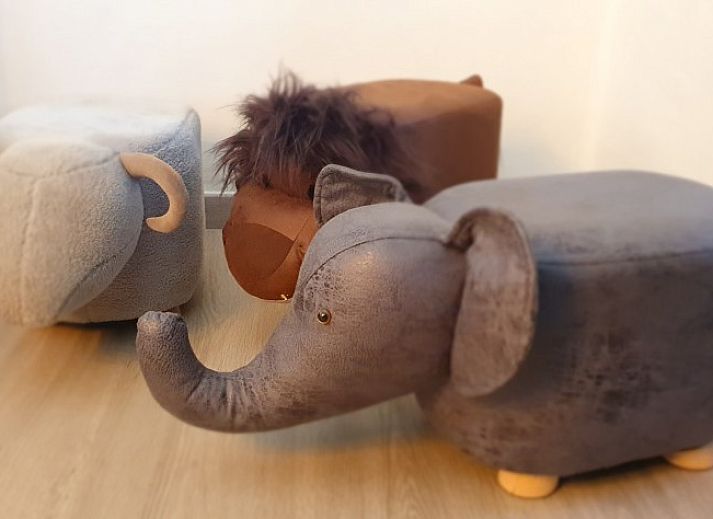 Stilvolles Wohnzimmer der Villa Les Rosiers in De Panne, mit moderner Beleuchtung und bequemen Sitzgelegenheiten.