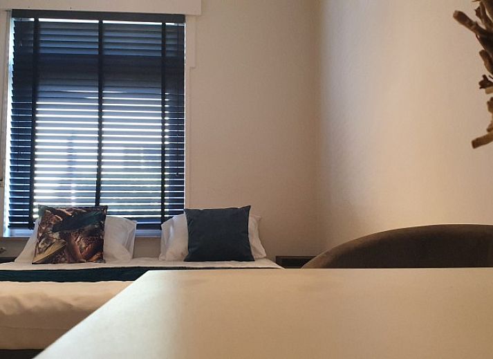 Gemuetlicher Aufenthaltsraum in der Villa Les Rosiers, De Panne, Belgien, mit einer Dartscheibe und einem Tischfussball.