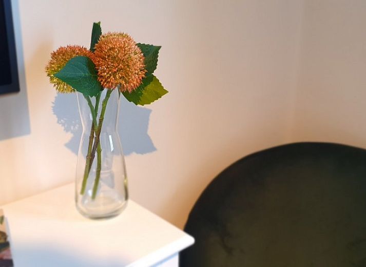 Geraeumiges Esszimmer in der Villa Les Rosiers, De Panne, ideal fuer gemuetliche Abendessen mit Familie und Freunden.