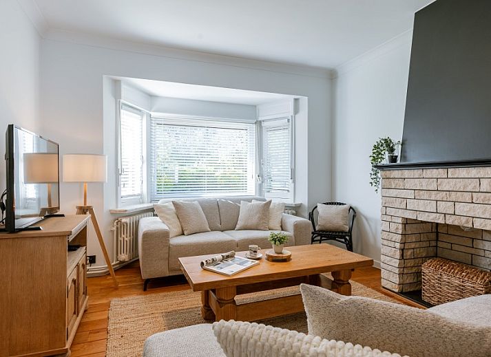Gemuetliches Wohnzimmer von Maison Elice in De Panne, Ferienhaus mit bequemer Sitzecke und viel Tageslicht.