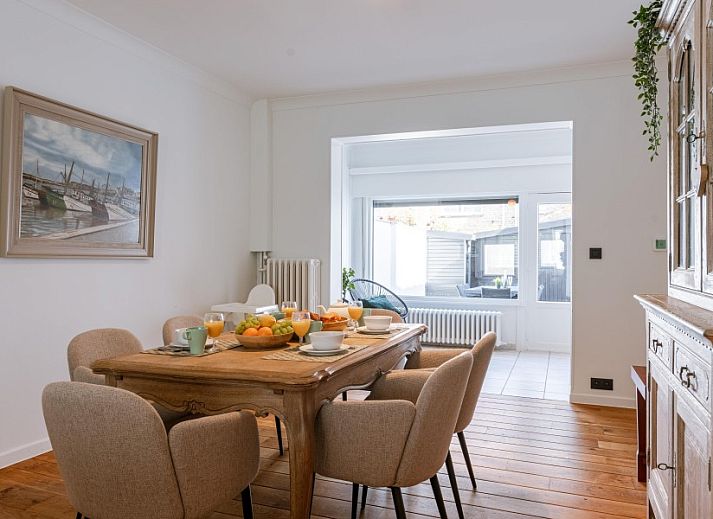 Gemuetliches Wohnzimmer von Maison Elice in De Panne, Ferienhaus mit bequemer Sitzecke und viel Tageslicht.