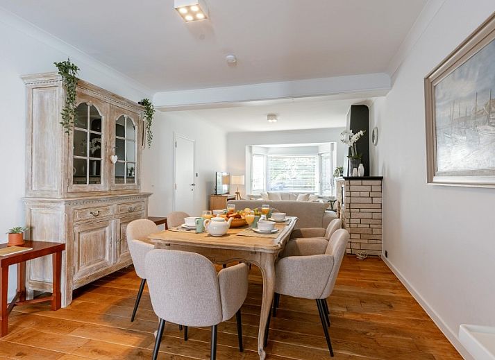 Gemuetliches Wohnzimmer von Maison Elice in De Panne, Ferienhaus mit bequemer Sitzecke und viel Tageslicht.