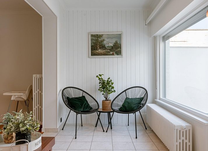 Stilvolles Wohnzimmer mit Kamin in Maison Elice, Ferienhaus in De Panne, Westflandern.