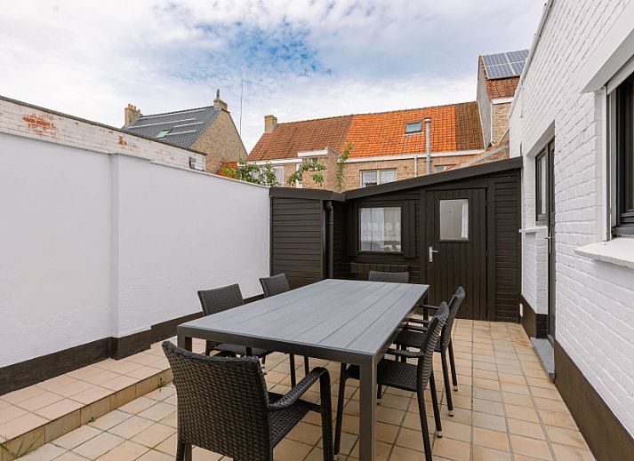 Stilvolles Wohnzimmer mit Kamin in Maison Elice, Ferienhaus in De Panne, Westflandern.