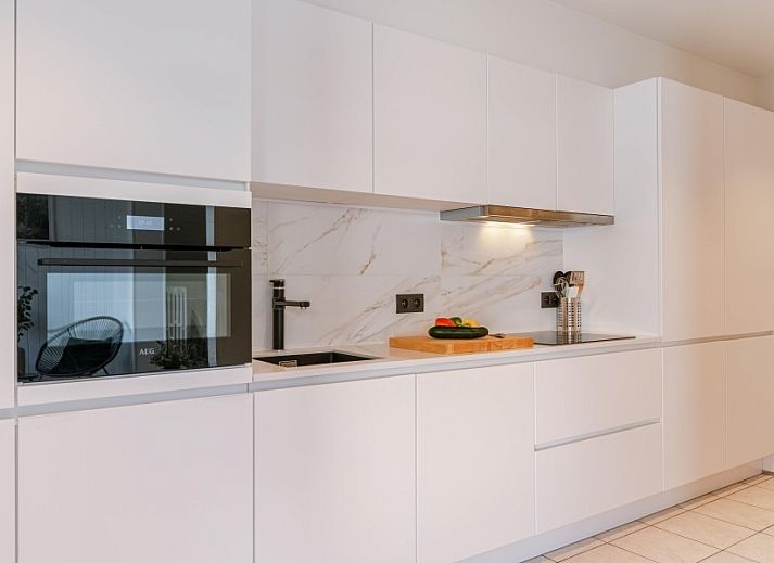 Stilvolles Wohnzimmer mit Kamin in Maison Elice, Ferienhaus in De Panne, Westflandern.