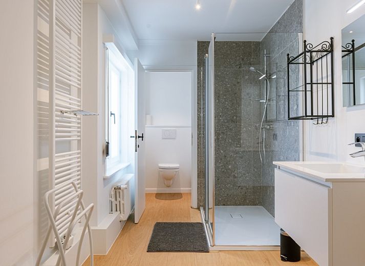 Stilvolles Wohnzimmer mit Kamin in Maison Elice, Ferienhaus in De Panne, Westflandern.