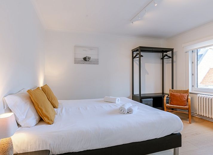 Schicke Einrichtung mit modernem Kamin im Maison Elice, Ferienhaus in De Panne, Belgien.