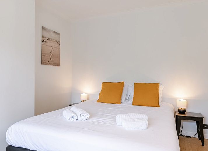 Schicke Einrichtung mit modernem Kamin im Maison Elice, Ferienhaus in De Panne, Belgien.