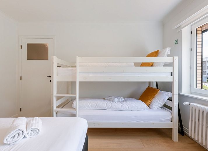 Schicke Einrichtung mit modernem Kamin im Maison Elice, Ferienhaus in De Panne, Belgien.