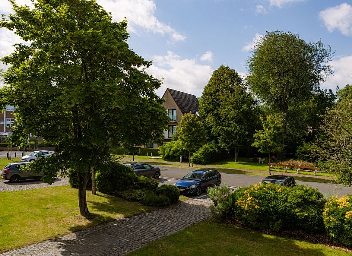 Schicke Einrichtung mit modernem Kamin im Maison Elice, Ferienhaus in De Panne, Belgien.