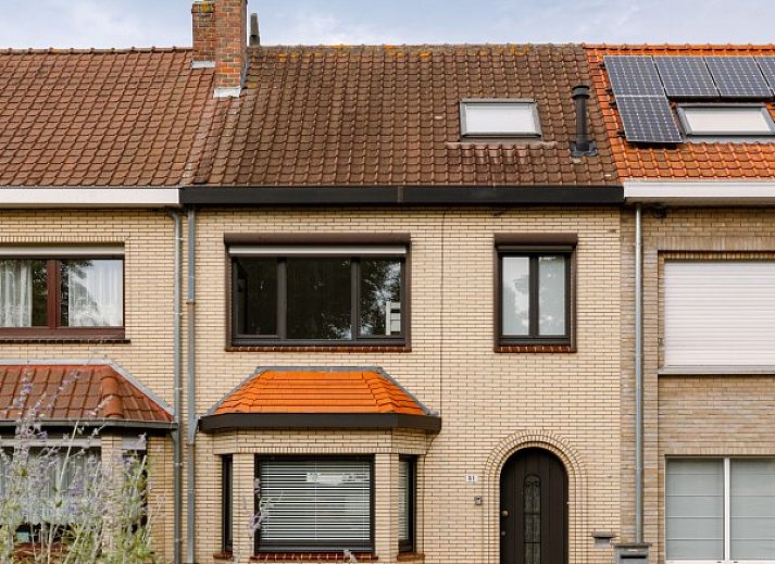 Schicke Einrichtung mit modernem Kamin im Maison Elice, Ferienhaus in De Panne, Belgien.