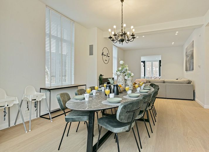 Esszimmer in Maison Perron, Ferienhaus De Panne, Westflandern mit stilvoller Einrichtung und grossem Esstisch.