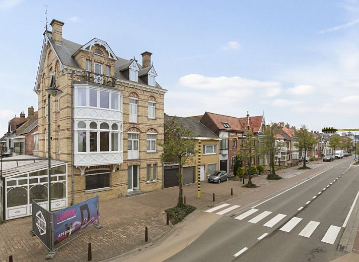 Esszimmer in Maison Perron, Ferienhaus De Panne, Westflandern mit stilvoller Einrichtung und grossem Esstisch.