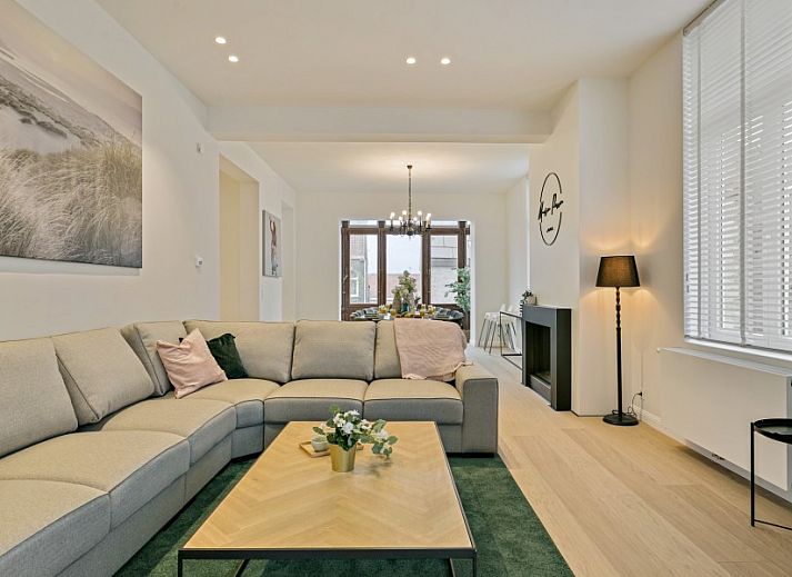 Esszimmer in Maison Perron, Ferienhaus De Panne, Westflandern mit stilvoller Einrichtung und grossem Esstisch.