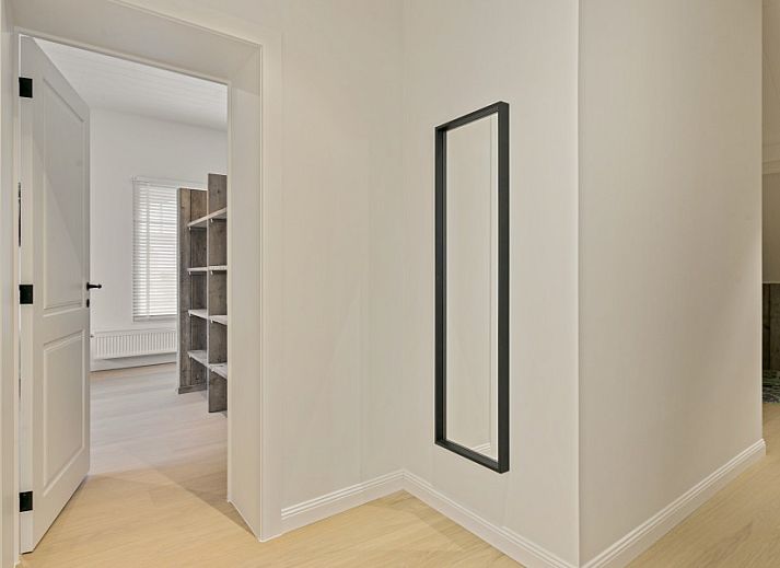 Geraeumige Sitzecke in Maison Perron, Ferienhaus De Panne, Westflandern mit moderner Einrichtung und viel Licht.