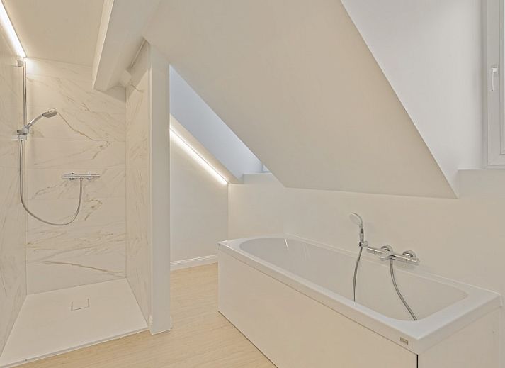 Geraeumige Sitzecke in Maison Perron, Ferienhaus De Panne, Westflandern mit moderner Einrichtung und viel Licht.