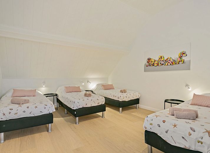 Geraeumige Sitzecke in Maison Perron, Ferienhaus De Panne, Westflandern mit moderner Einrichtung und viel Licht.