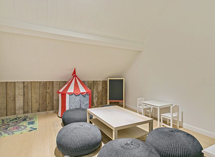 Geraeumige Sitzecke in Maison Perron, Ferienhaus De Panne, Westflandern mit moderner Einrichtung und viel Licht.