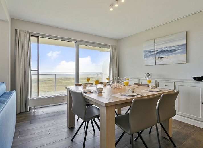 Flat Fleur apartment in De Panne, West Flanders with panoramic sea views from the dining room.