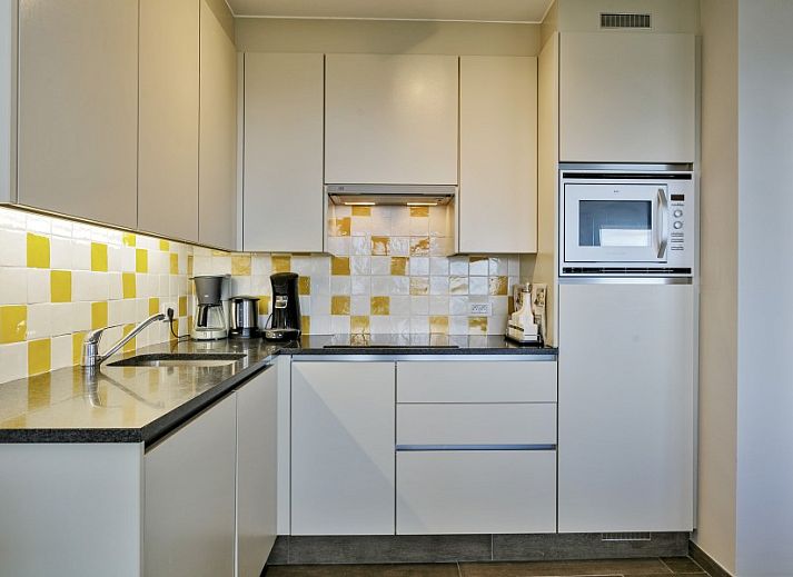 Flat Fleur apartment in De Panne, West Flanders with panoramic sea views from the dining room.