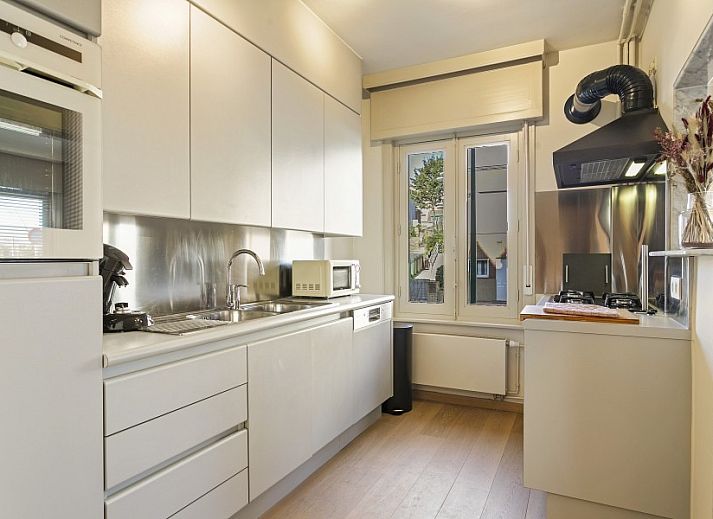 Gemuetlicher Eingang zum Maison Emile, Ferienhaus in De Panne, mit Holztreppe und Willkommensdekoration.