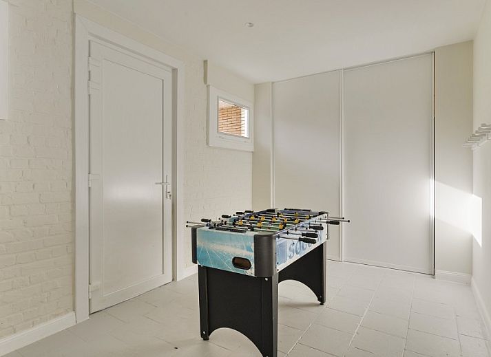 Gemuetlicher Eingang zum Maison Emile, Ferienhaus in De Panne, mit Holztreppe und Willkommensdekoration.