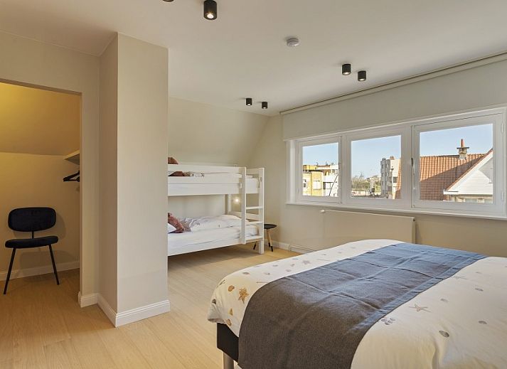 Gemuetliches Wohnzimmer im Maison Emile, Ferienhaus in De Panne, mit Sitzecke und modernem Kamin.