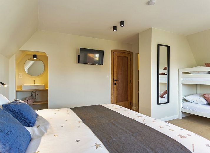 Gemuetliches Wohnzimmer im Maison Emile, Ferienhaus in De Panne, mit Sitzecke und modernem Kamin.